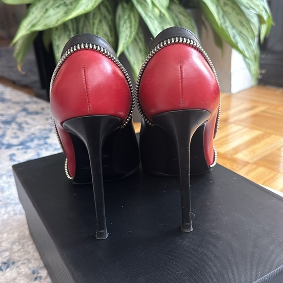 Saint Laurent Pointed Toe Pumps - Picture 6 of 9